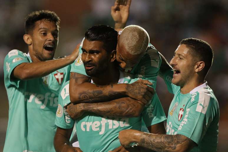 Thiago Santos, do Palmeiras, comemora seu gol na partida contra o Botafogo, válida pela 25ª rodada do Campeonato Brasileiro 2019, no Estádio do Pacaembu, em São Paulo, na noite deste sábado (12).