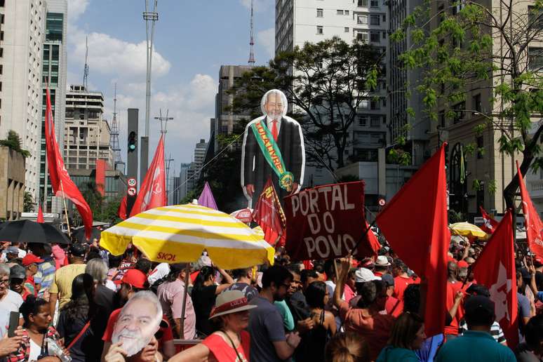  Integrantes de movimentos sociais, sindicatos, das Frentes Brasil Popular e Povo Sem Medo, do Comitê Lula Livre e simpatizantes participam de ato pela liberdade do ex- presidente Luiz Inácio Lula da Silva e suspeição do então juiz federal Sérgio Moro, hoje ministro da Justiça e Segurança Pública, na Avenida Paulista, região central da cidade de São Paulo, neste domingo (13)