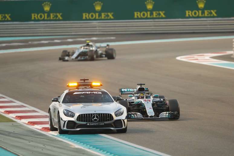 Os dois Mercedes W09: onze vitórias, todas de Lewis.