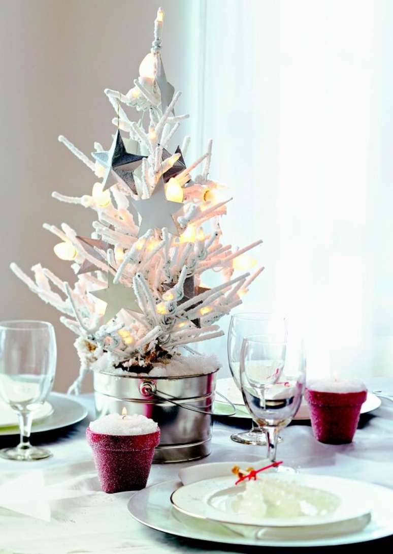 73. Mini árvore e velas utilizadas como arranjos de Natal – Fonte: Pinterest
