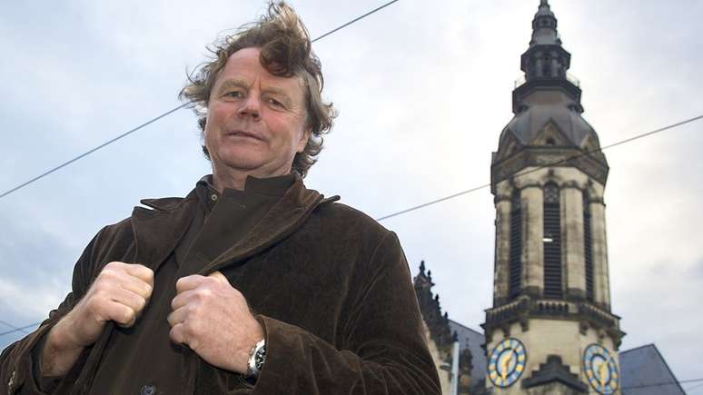 Em registro de 2014, Siegbert Schefke aparece em frente à torre da igreja na qual ele filmou os protestos de 9 de outubro de 1989