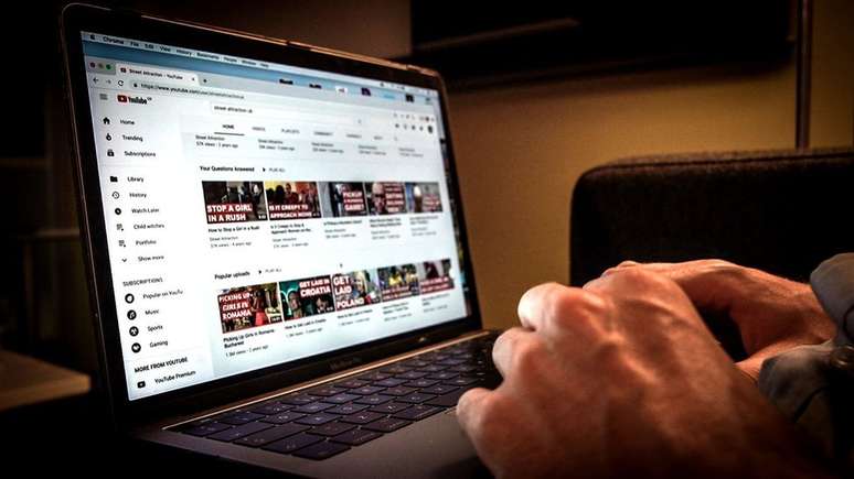 Centenas de v&iacute;deos de encontros foram postados no YouTube, muitos deles filmados sem consentimento