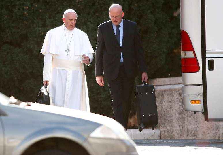 Papa Francisco caminha ao lado de Domenico Giani no Vaticano
05/03/2017
REUTERS/Tony Gentile/File Photo