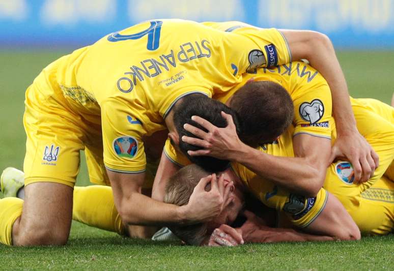 Jogadores da Ucr&acirc;nia comemoram no final da partida em que o time venceu Portugal por 2 a1, pelo Grupo B das Eliminat&oacute;rias da Euro 2020, em Kiev. 14/10/2019  REUTERS/Valentyn Ogirenko