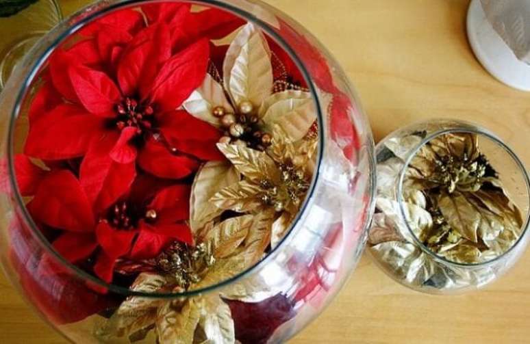 71. Potes de vidro e flores artificiais foram utilizadas como arranjo de Natal – Fonte: R7