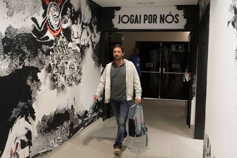 Diretor do Corinthians voltou a rebater o técnico Fábio Carille após críticas sobre o elenco (Foto: Daniel Augusto Jr)