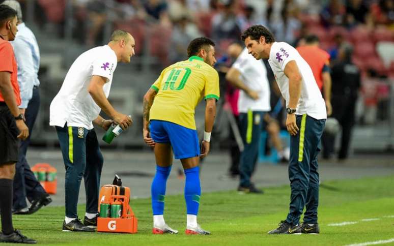 Neymar pode desfalcar o PSG por até um mês (Foto: Roslan Rarhman / AFP)