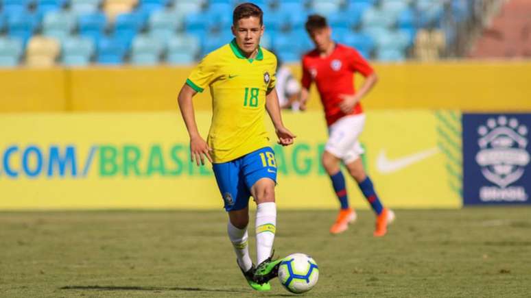 Pedro Lucas em ação pela Seleção Brasileira Sub-17: o meia substitui Reinier (Foto: Carlos Santana/CBF)