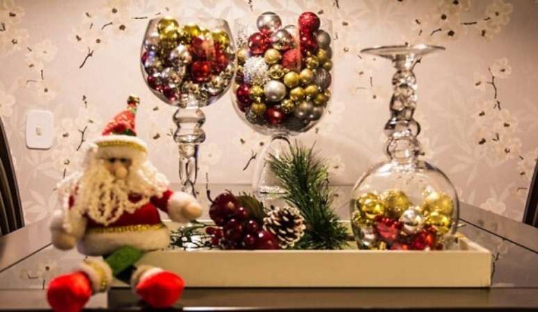 72. Mesa de jantar decorada com taças de vidro formam arranjos de Natal – Fonte: Ilunato