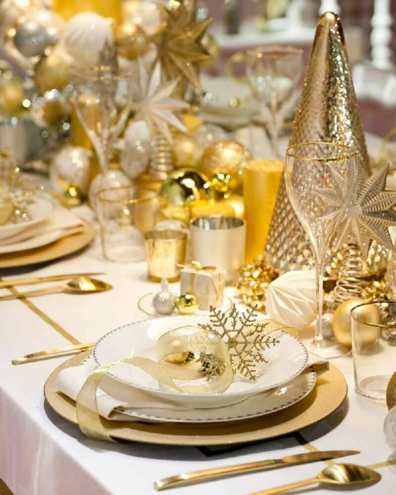 14. Invista em arranjos de mesa de natal dourados para uma decoração bem sofisticada – Foto: i24mujer