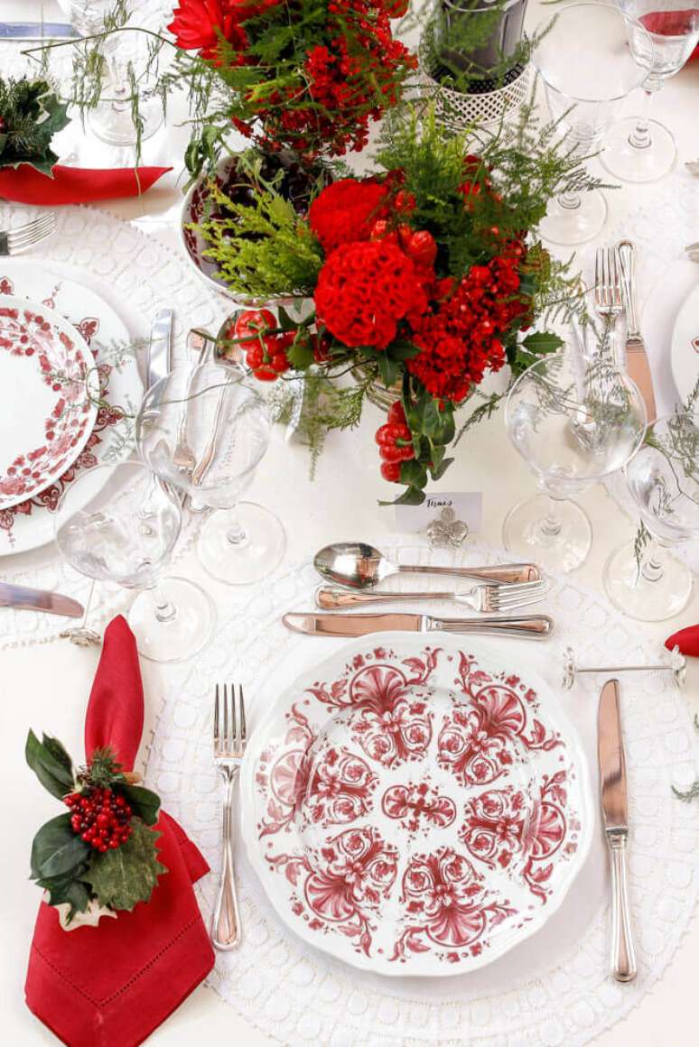 15. O arranjo de mesa de natal em tons de vermelhou fica em destaque na mesa com decoração branca – Foto: Pinterest