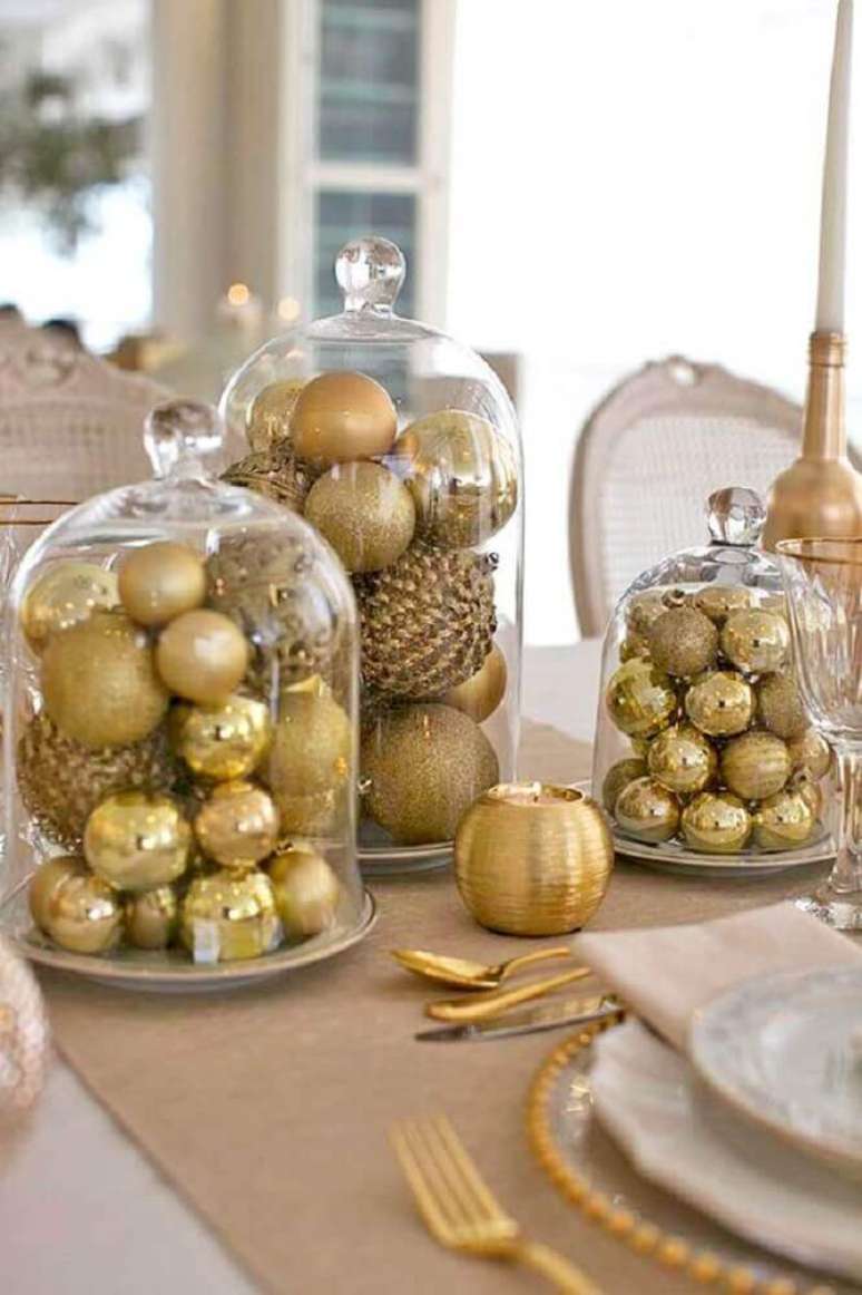 17. Decoração para mesa de natal simples com bolas de natal douradas – Foto: Paty Scaringella