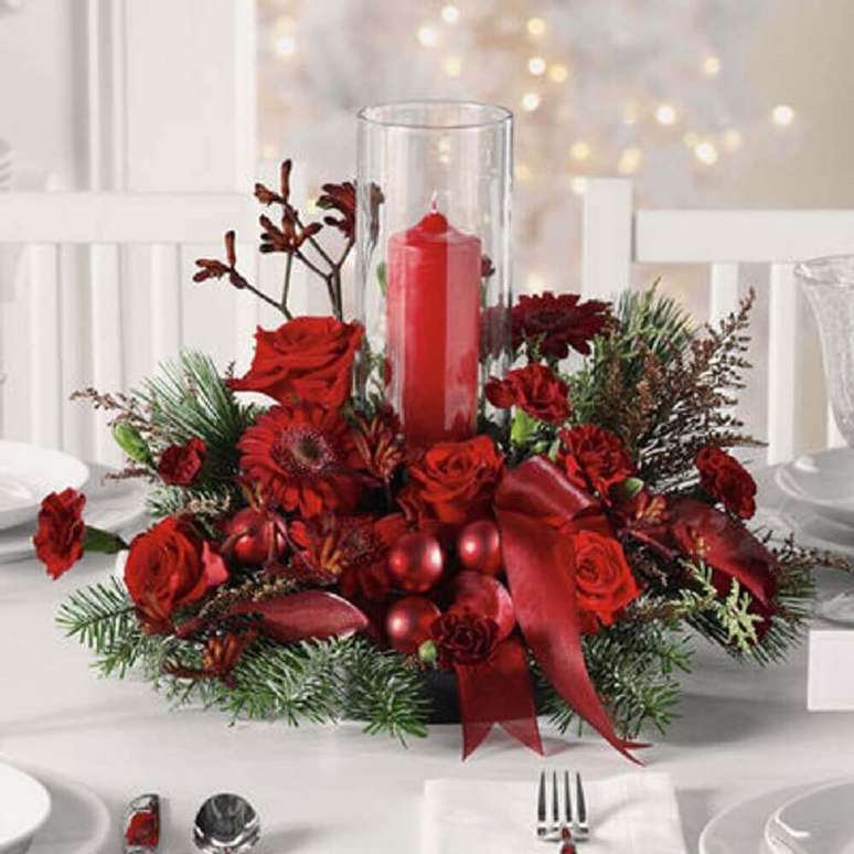 18. Modelo tradicional de arranjo de natal com vela e flores vermelhas – Foto: The Floral Studio