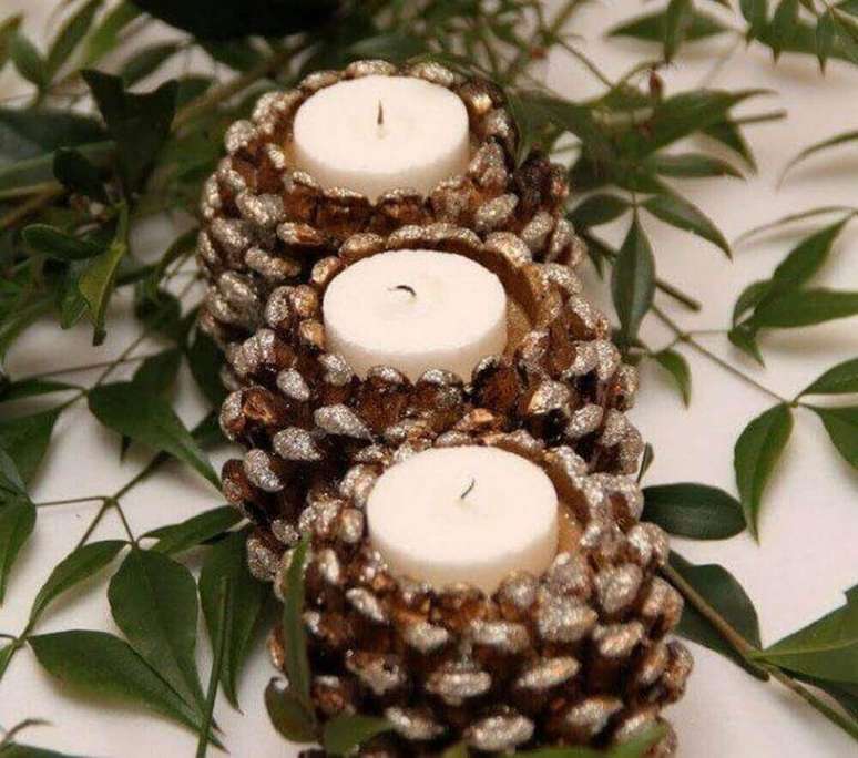19. Arranjos de natal com velas dentro de pinhas – Foto: Jutarnji List