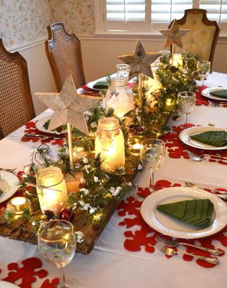 23. A tábua de madeira de demolição levou um toque rústico para a mesa de natal simples decorada – Foto: Apsip