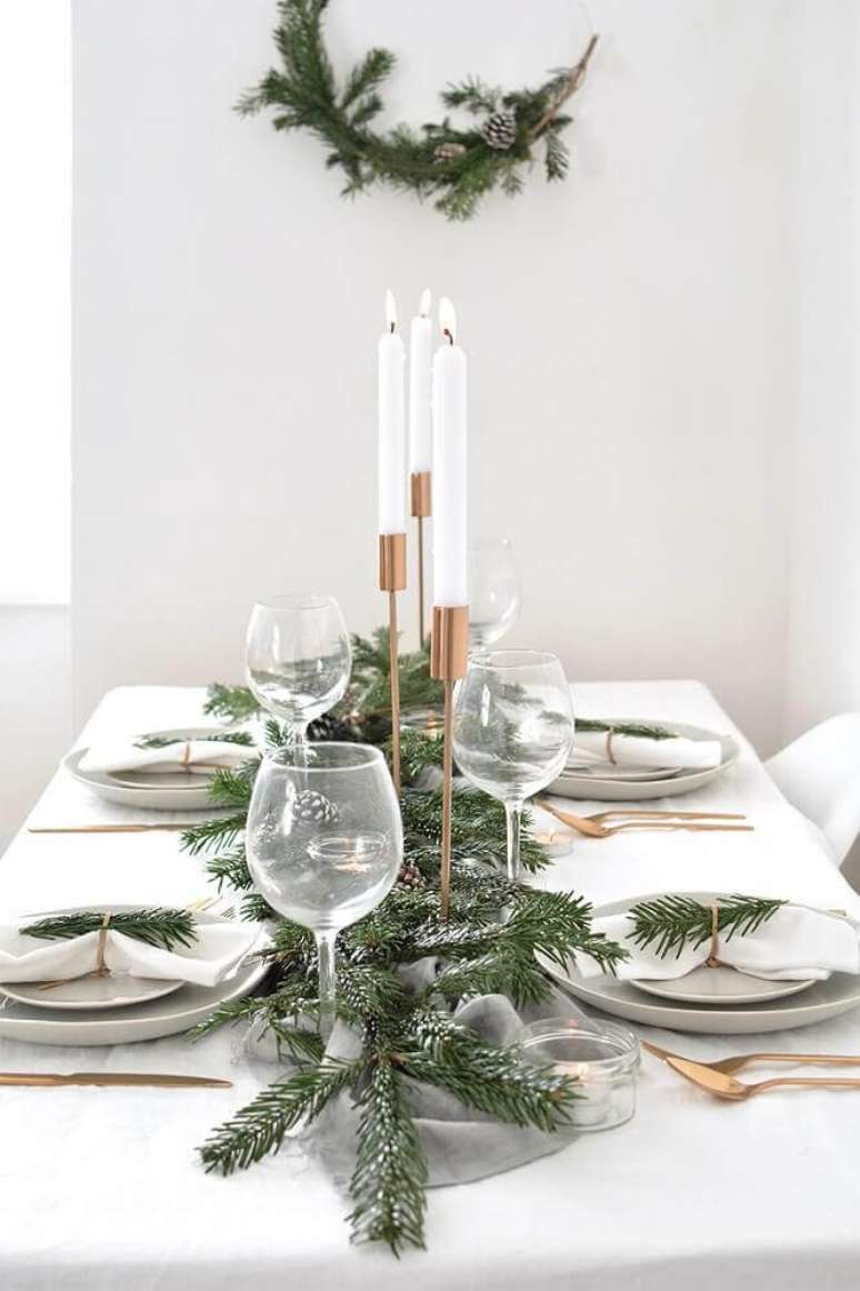 8. Decoração para mesa de natal simples e minimalista – Foto: Burkatron