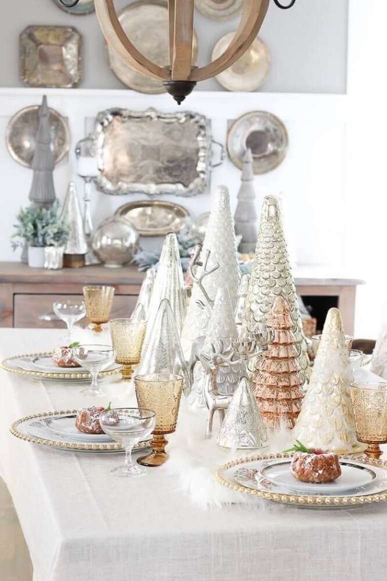 28. Aqui os arranjos de mesa de natal garantiam uma decoração bem moderna – Foto: Polskie Szafiarki