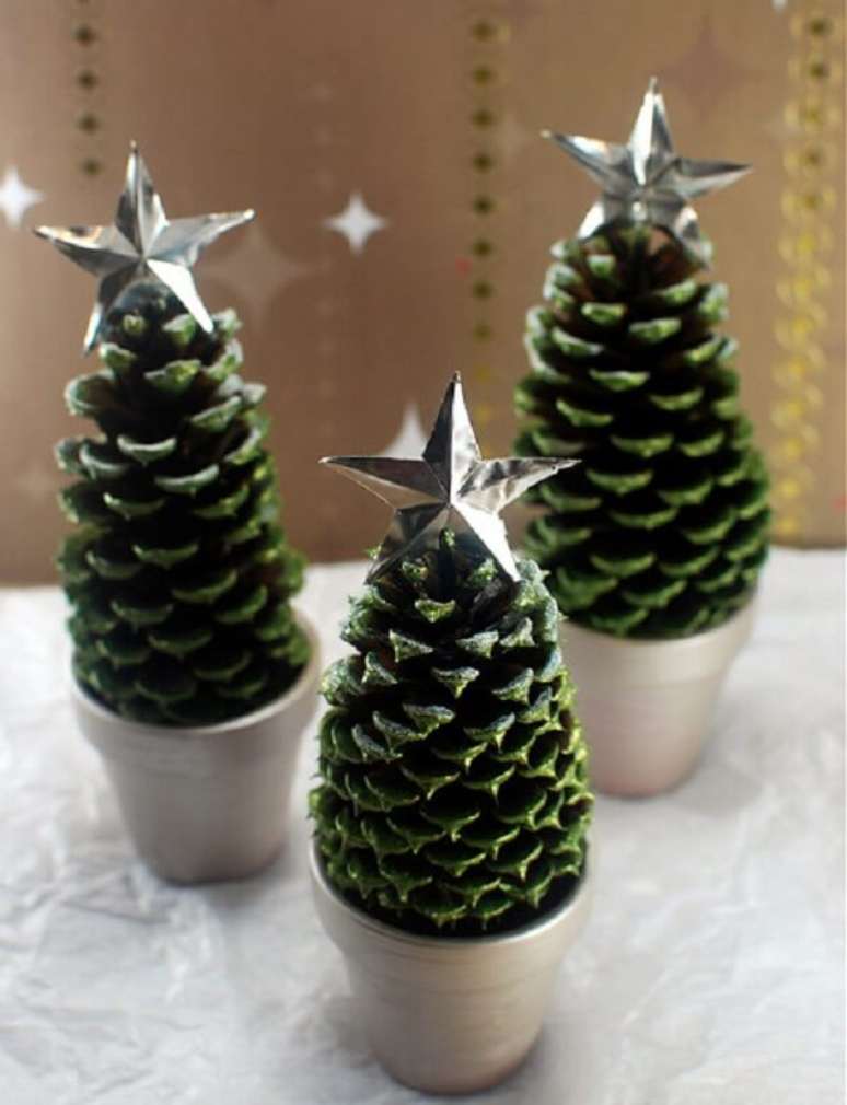 75. Mini árvores com estrela prateada formam arranjos de Natal – Fonte: Revista Artesanato