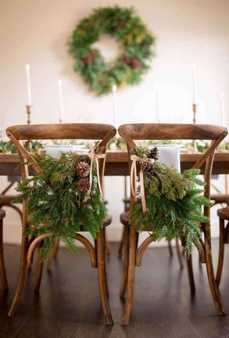32. As cadeiras também podem receber lindos arranjos de natal para compor a decoração – Foto: Style Me Pretty