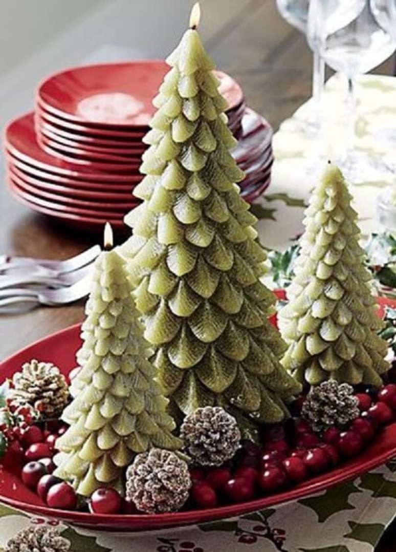 79. Arranjos de Natal feitos com velas em formato de árvore – Fonte: Pinterest