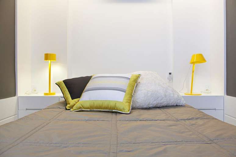 54. É comum encontrar quartos com abajures de cor amarela. Projeto de Joana Deick, Maria Manoela e Bento Pereira