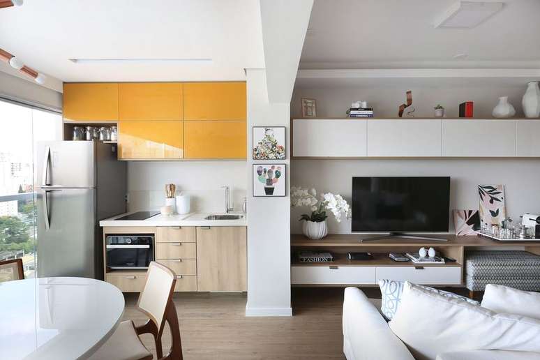 50. A cor amarela pode estar em boa parte dos elementos decorativos. Projeto de Oliveira Arquitetura