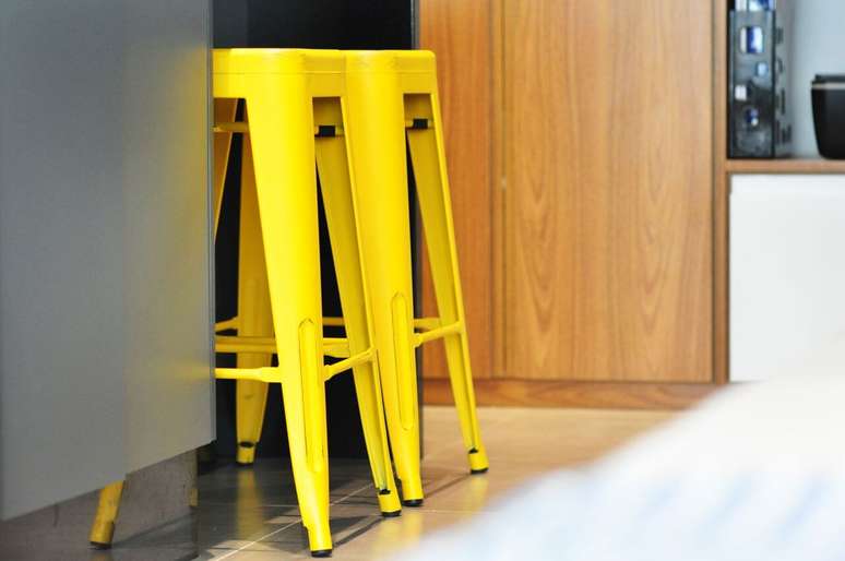 27. Cadeiras de cor amarela fazem toda a diferença. Projeto de Condecorar Arquitetura e Interiores