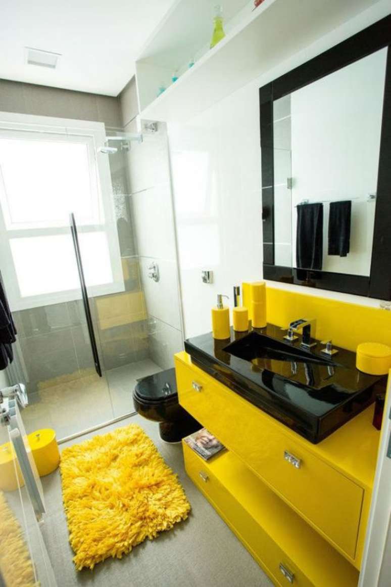 61. Até mesmo banheiros podem ter a cor amarela na decoração. Foto: Casar É…