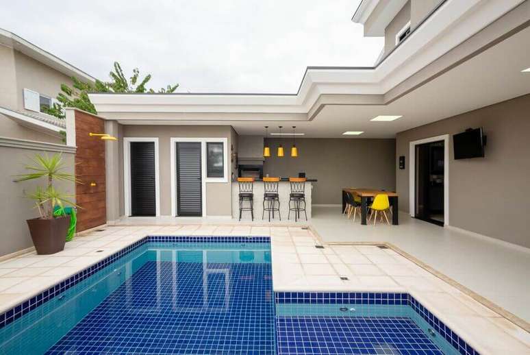 44. Mesmo nesta &aacute;rea externa a cor amarela chama a aten&ccedil;&atilde;o. Projeto de Andrea Petini