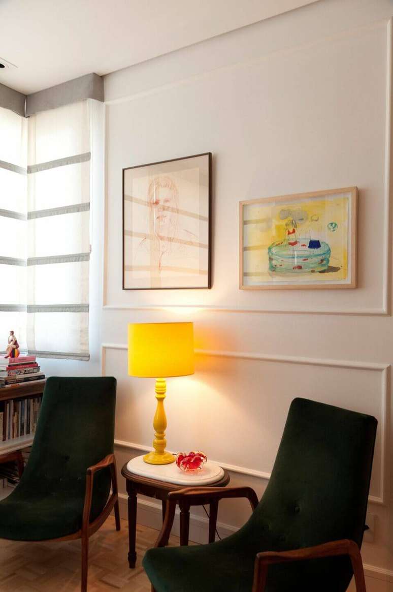 38. Este abajur de cor amarela oferece destaque ao ambiente. Projeto de Luiz Humberto de Albuquerque