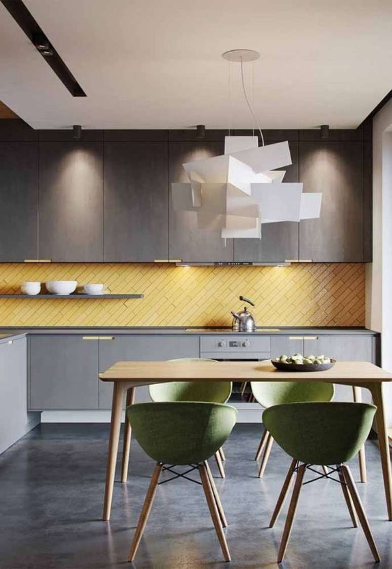 59. A cozinha é sempre muito interessante quanto a cor amarela é um elemento presente. Foto: Revista Viva Decora.