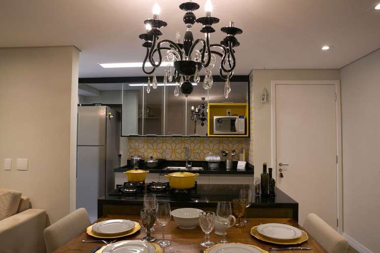 46. Suas panelas podem ser os elementos de cor amarela na decora&ccedil;&atilde;o. Projeto de OKUPA Arquitetura+Interiores
