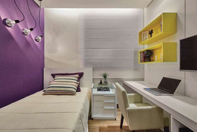 71. Os nichos de cor amarela combinam com a parede roxa neste quarto. Projeto de Amis Arquiteura & Design