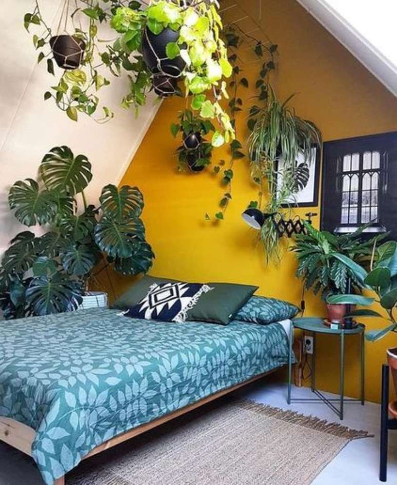 55. Este quarto combinou o verde das plantas com a cor amarela da parede. Projeto de A Casa Perfeita