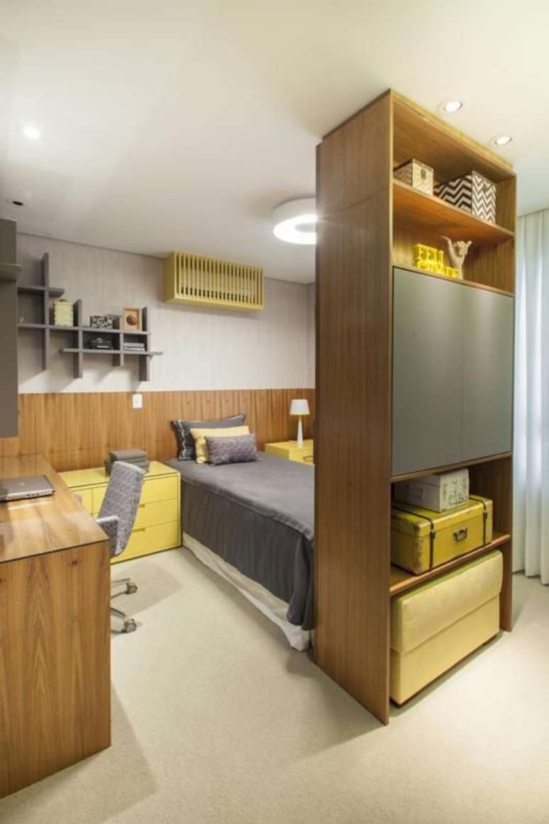 90. Este quarto usa a cor amarela em diferentes elementos da decoração. Projeto de MeyerCortez Arquitetura & Design