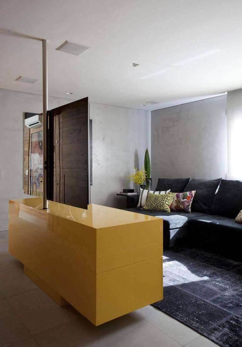 19. Esta sala optou por harmonizar a cor amarela com o preto. Projeto de Marcelo Rosset Arquitetura