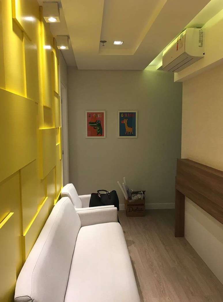 62. Papel de parede 3D de cor amarela &eacute; ainda mais interessante. Projeto de Daniel Tesser Arquitetura