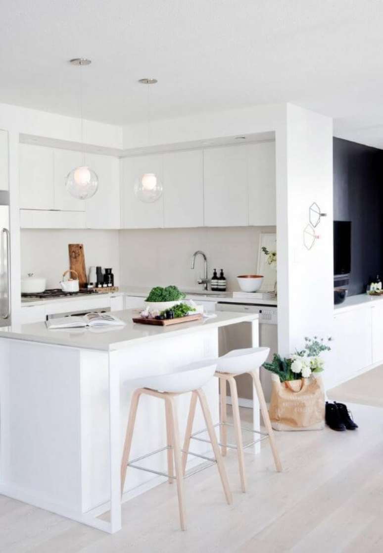 2. Cozinha escandinava branca com bancada e cadeiras – Por: Pinterest