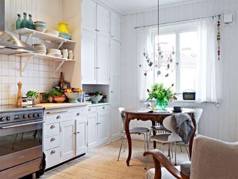 1. Cozinha escandinava com mesa provençal de madeira – Por: Carro de Mola