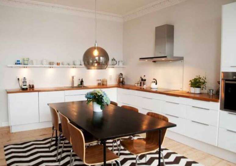 10. Cozinha escandinava branca com detalhes modernos – Por: Casa Claudia