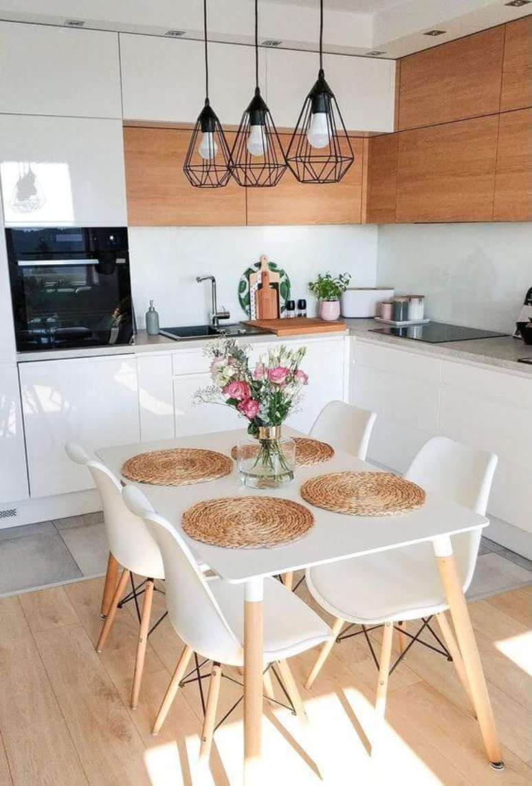 15. A cozinha escandinava precisa de uma linda decoração, com elementos como pendente aramado e cadeiras retrôs. Fica lindo! – Por: Noiva de Evase