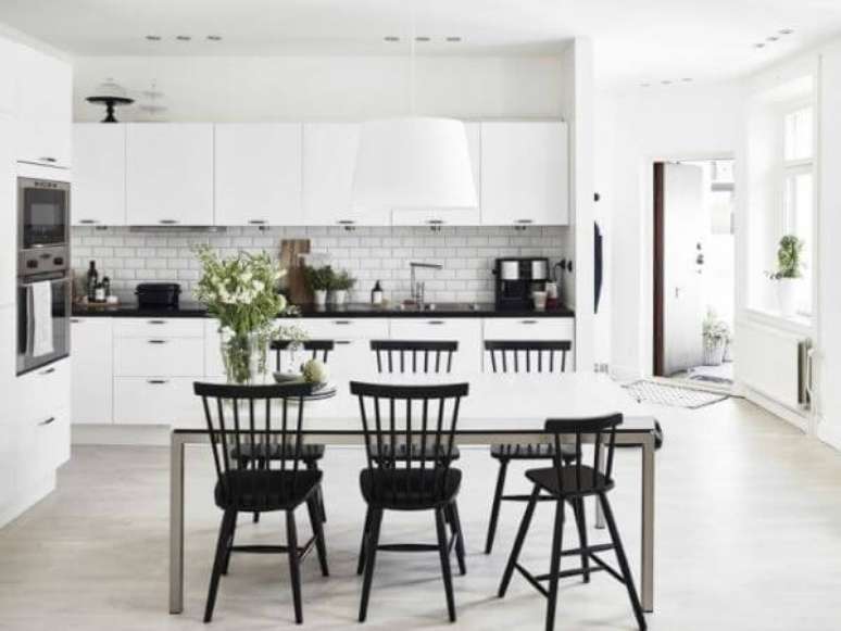 16. Cozinhas escandinavas modernas com cadeiras pretas – Por: Casa e Festa