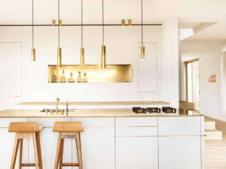 19. Cozinha escandinava com pendentes dourados – Por: Tua Casa