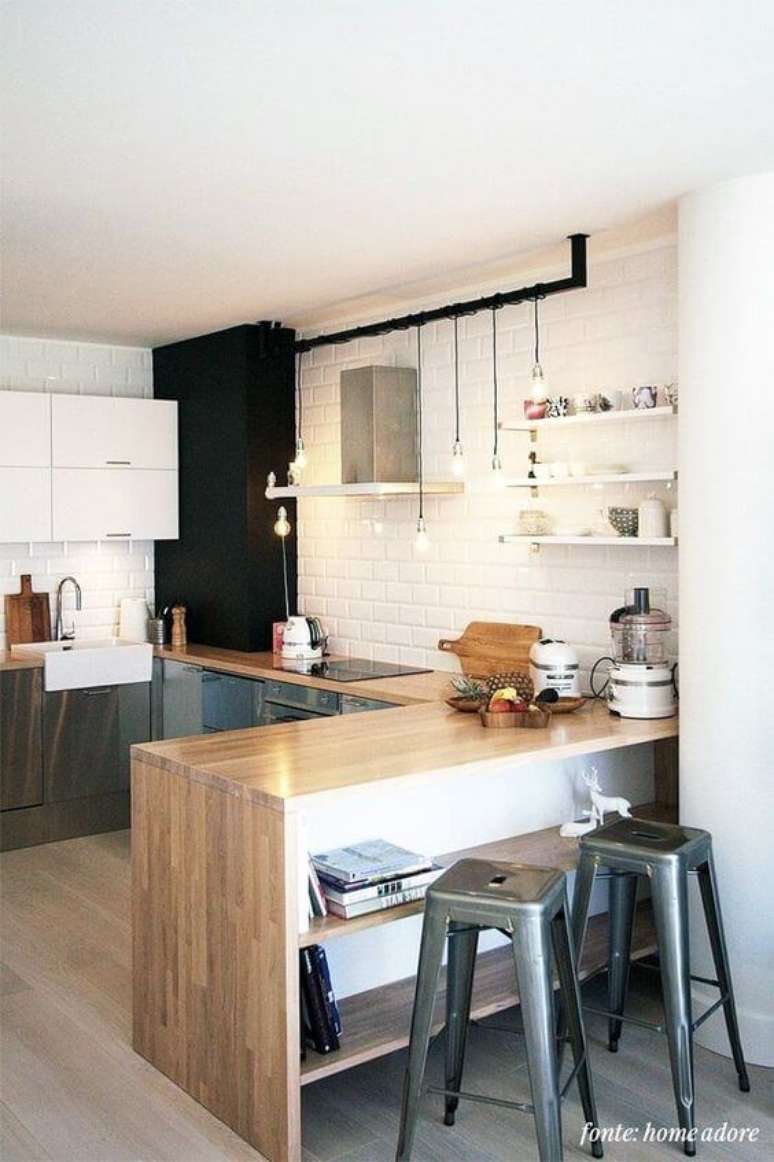 24. Cozinha estilo escandinava com bancada de madeira e banquetas cinza – Por: Pinterest