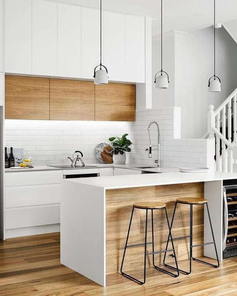 26. Cozinha escandinava branca com bancos de madeira – Por: Dicas Decor