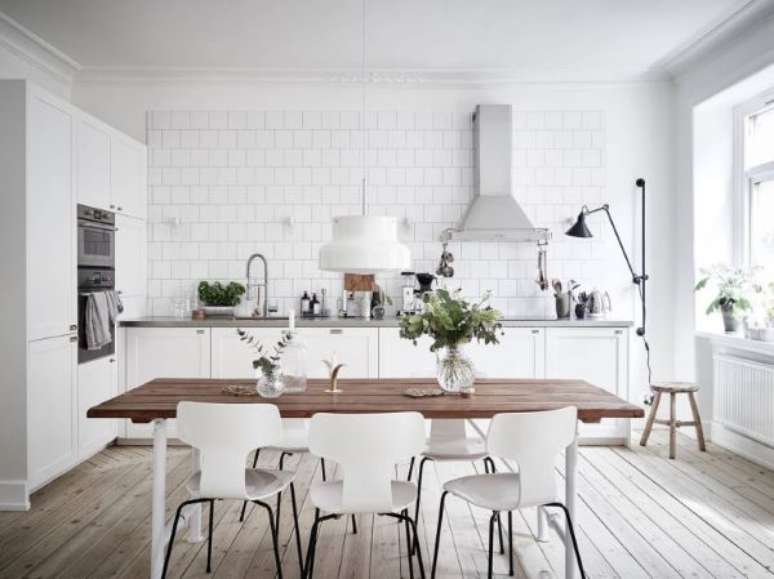 39. Cozinha estilo escandinava branca – Por: Pinterest