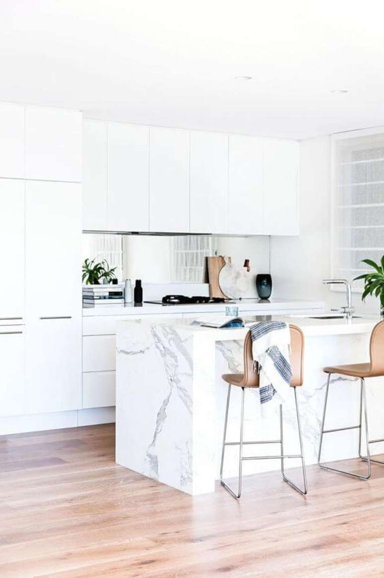 46. Cozinha branca com bancada marmorizada e detalhes em rose – Por: Zaxe