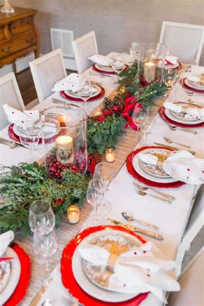 34. Arranjos de mesa de natal feitos com ramos de plantas e velas – Foto: Zahradní Nábytek