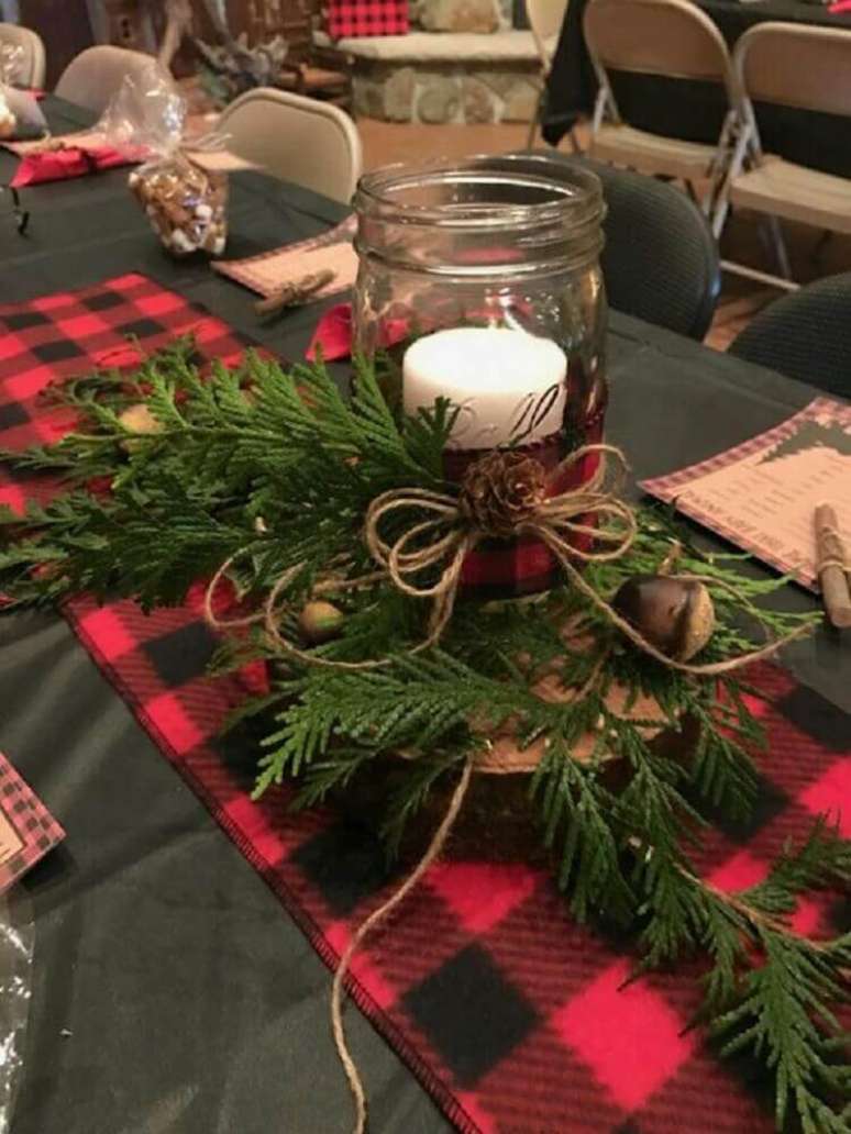 35. Decoração para mesa de natal simples com tolha xadrez e arranjos de natal com velas – Foto: Pinterest