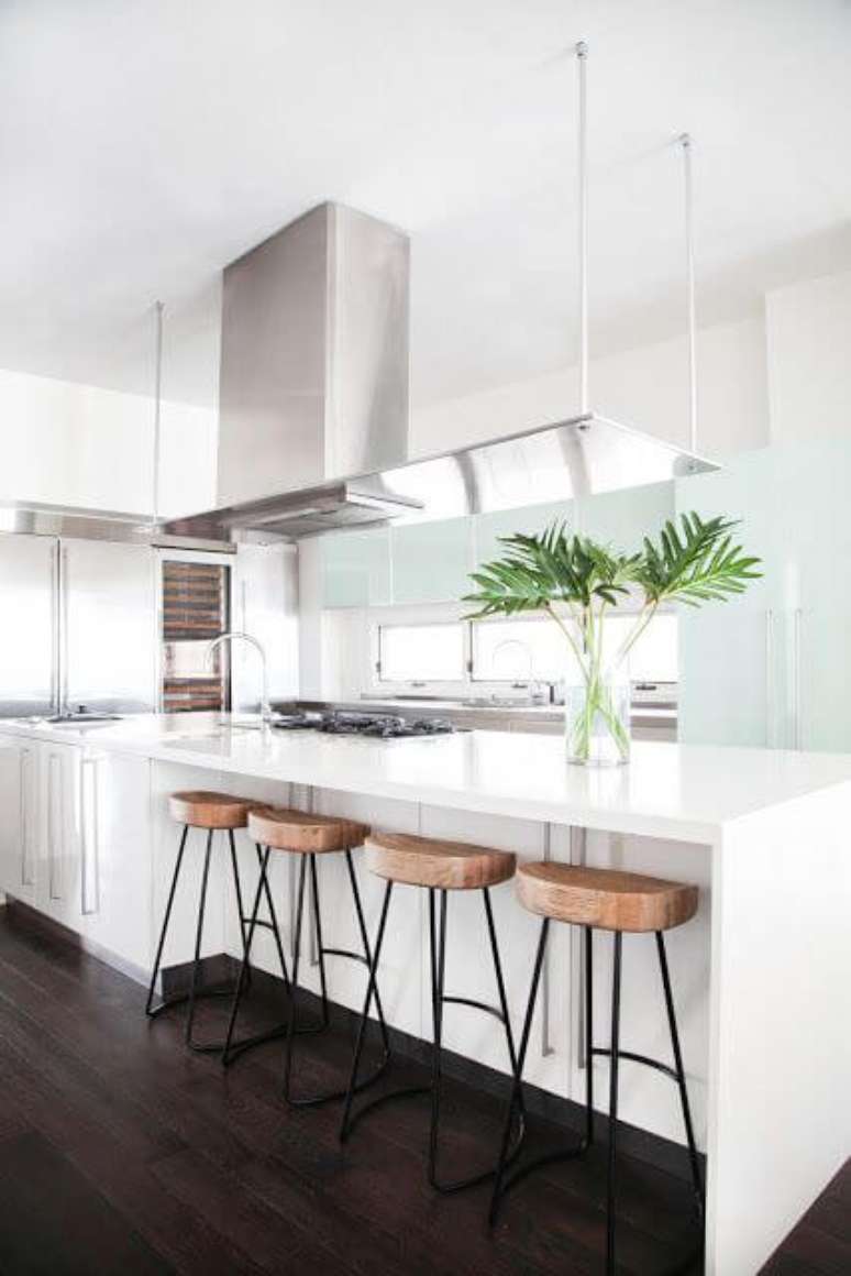 5. Decora&ccedil;&atilde;o cozinha escandinava com bancada branca decorada com plantas para um ambiente clean &ndash; Por: Casa Tres Chic